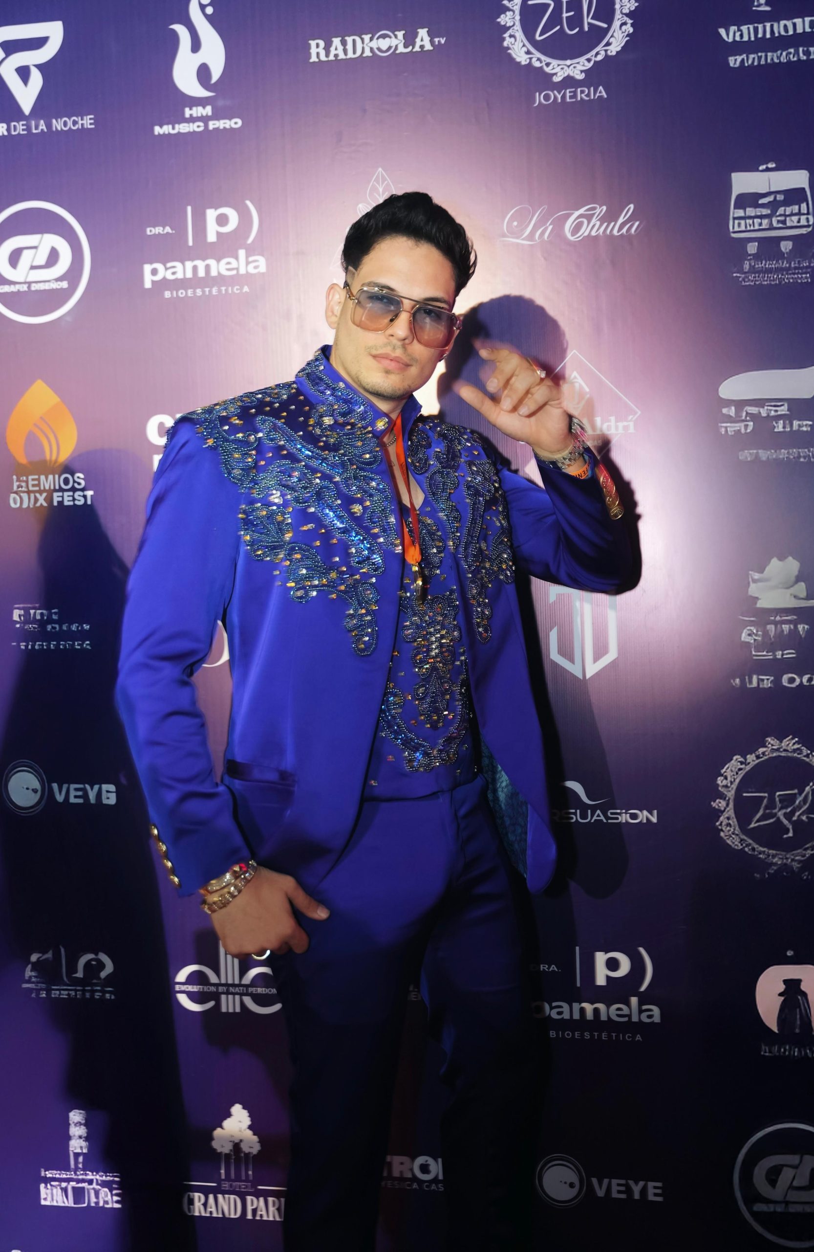 Angelo Perrone gana “Artista Revelación del Año” en los Premios Fénix 2026 en Medellín