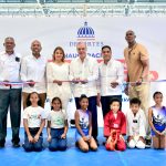 Presidente Abinader y Kelvin Cruz entregan pabellones deportivos en La Romana
