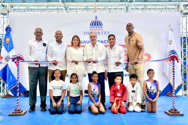 Presidente Abinader y Kelvin Cruz entregan pabellones deportivos en La Romana