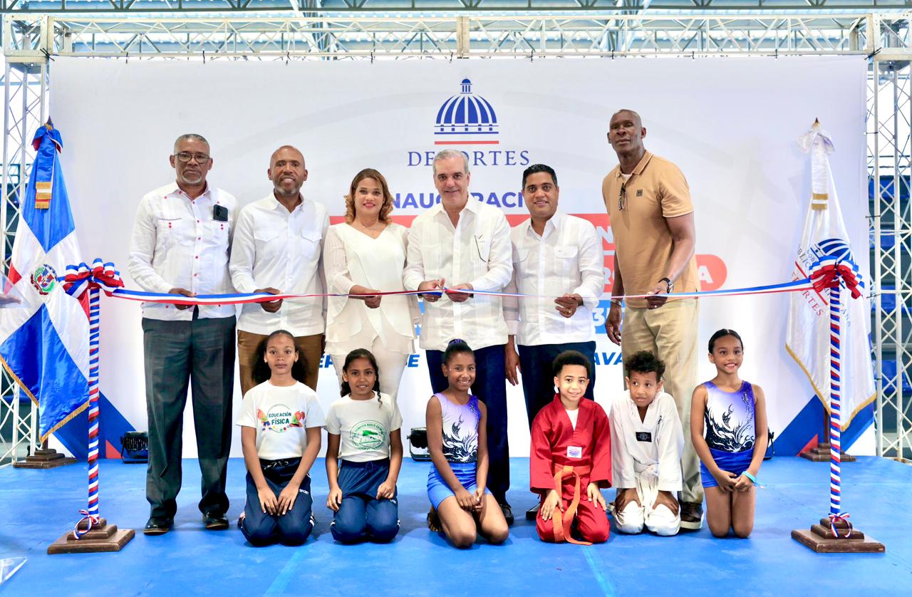 Presidente Abinader y Kelvin Cruz entregan pabellones deportivos en La Romana