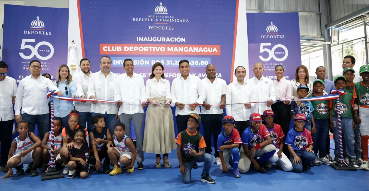Raquel Peña y Kelvin Cruz entregan nuevo multiuso del Club Manganagua