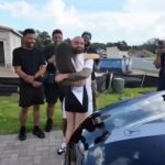 Arcángel sorprende a su hija con Mercedes-Benz por su graduación de la escuela