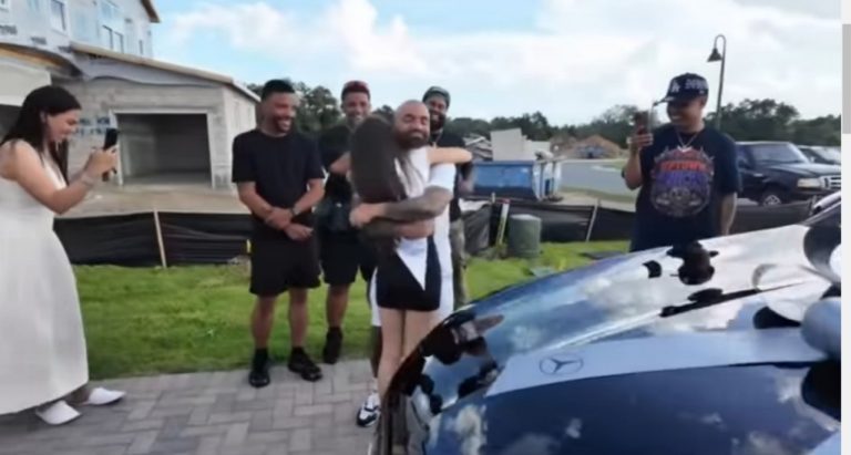 Arcángel sorprende a su hija con Mercedes-Benz por su graduación de la escuela