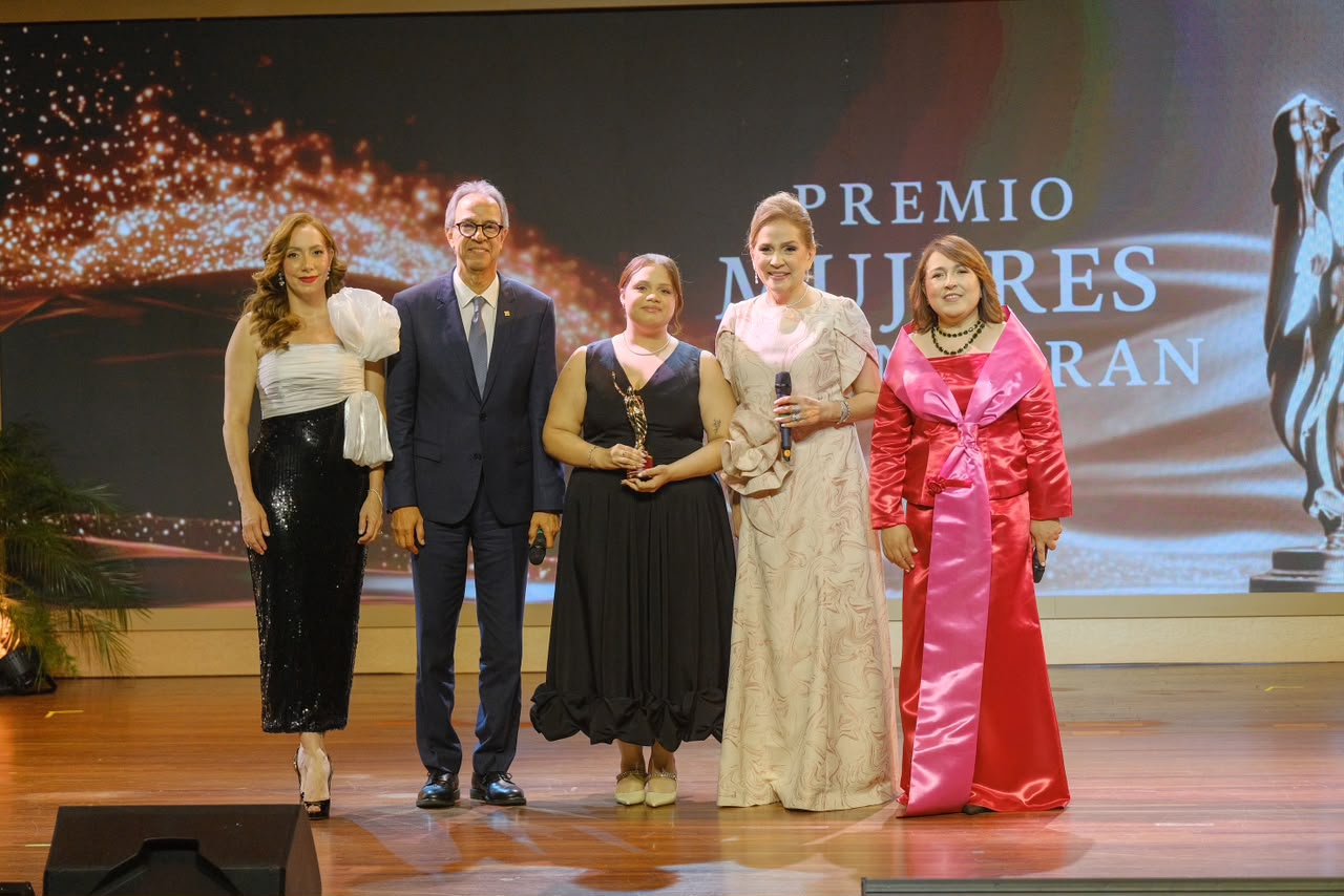 Jatnna Tavárez recibe máximo galardón del Premio Mujeres que Inspiran