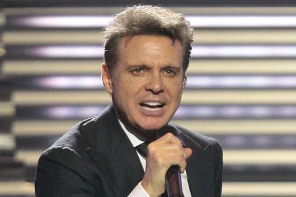 Luis Miguel continúa hospitalizado en Nueva York tras delicada intervención