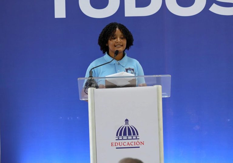 Estudiante de quinto grado invita a niños dominicanos a aprovechar cada día de clases