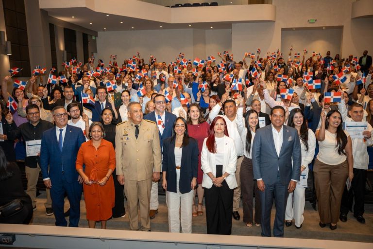Faride Raful encabeza juramentación de nuevos dominicanos y destaca compromiso con la patria
