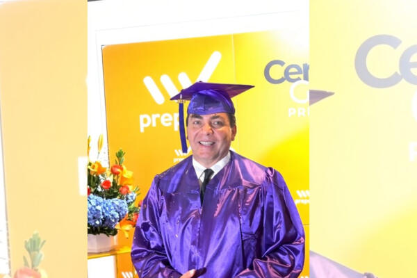 Cristian Castro se gradúa del bachillerato a los 51 años