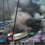 Grabaciones de cámaras de seguridad publicadas en redes sociales chinas muestran una inundación repentina que afectó al puerto de Gyirong, en la Región Autónoma del Tíbet, el 26 de agosto de 2026.AFP
