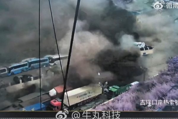 Grabaciones de cámaras de seguridad publicadas en redes sociales chinas muestran una inundación repentina que afectó al puerto de Gyirong, en la Región Autónoma del Tíbet, el 26 de agosto de 2026.AFP
