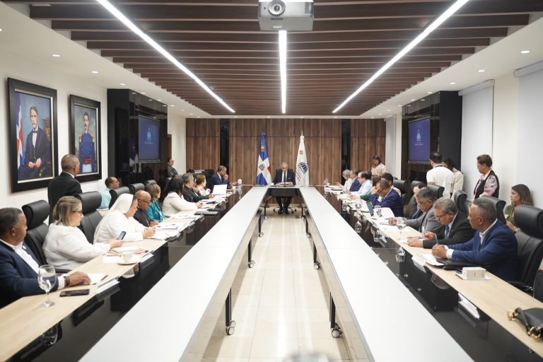 Luis Miguel De Camps instruye comisión del CNE para evaluar implementación del currículo y definir medidas tras resultados PISA 2025