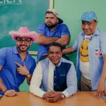 Con una fórmula que mezcla humor, entretenimiento y reconocidas figuras de la comunicación dominicana, Los Novelpoppys han logrado convertir “La Pública” en uno de los programas digitales de mayor impacto en este 2026.. La propuesta recrea un particular colegio en el que destacadas personalidades asumen el papel de profesores, mientras un grupo de estudiantes, caracterizados por sus ocurrencias y espontaneidad, transforma cada clase en una experiencia cargada de humor. Por las aulas de “La Pública” han pasado invitados especiales como Nashla Bogaert, Hony Estrella, Iván Ruiz, Raymond Pozo y Miguel Céspedes, Cuquín Victoria, Jatnna Tavárez y Luz García, entre otras figuras del entretenimiento y la comunicación nacional. De acuerdo con las cifras suministradas por el proyecto, el contenido genera más de 14 millones de visualizaciones mensuales, mientras sus episodios superan las 200 mil reproducciones en YouTube, números que reflejan el alcance que ha conseguido la propuesta entre la audiencia digital. El concepto ha encontrado una manera diferente de integrar entrevistas, humor y entretenimiento dentro de un salón de clases, permitiendo que cada invitado se incorpore a la dinámica y muestre una faceta distinta frente al público. Con su crecimiento en plataformas digitales y la participación constante de reconocidas personalidades, “La Pública” continúa consolidando su comunidad y posicionándose como una de las propuestas de entretenimiento digital más comentadas de República Dominicana. No es una escuela tradicional, “La Pública” se ha convertido en un escenario donde las ocurrencias, los personajes y sus invitados son los protagonistas de cada clase.