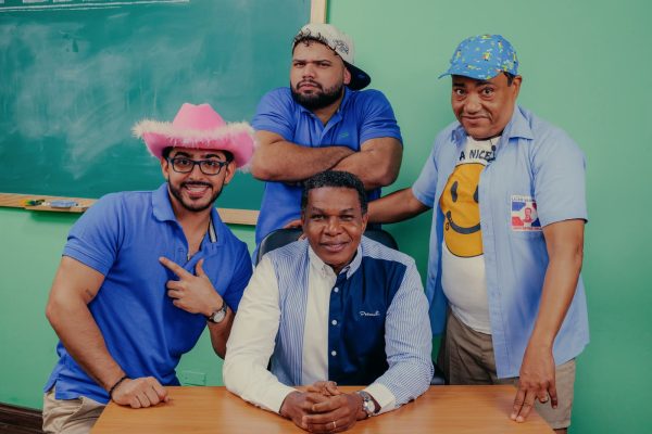 Con una fórmula que mezcla humor, entretenimiento y reconocidas figuras de la comunicación dominicana, Los Novelpoppys han logrado convertir “La Pública” en uno de los programas digitales de mayor impacto en este 2026.. La propuesta recrea un particular colegio en el que destacadas personalidades asumen el papel de profesores, mientras un grupo de estudiantes, caracterizados por sus ocurrencias y espontaneidad, transforma cada clase en una experiencia cargada de humor. Por las aulas de “La Pública” han pasado invitados especiales como Nashla Bogaert, Hony Estrella, Iván Ruiz, Raymond Pozo y Miguel Céspedes, Cuquín Victoria, Jatnna Tavárez y Luz García, entre otras figuras del entretenimiento y la comunicación nacional. De acuerdo con las cifras suministradas por el proyecto, el contenido genera más de 14 millones de visualizaciones mensuales, mientras sus episodios superan las 200 mil reproducciones en YouTube, números que reflejan el alcance que ha conseguido la propuesta entre la audiencia digital. El concepto ha encontrado una manera diferente de integrar entrevistas, humor y entretenimiento dentro de un salón de clases, permitiendo que cada invitado se incorpore a la dinámica y muestre una faceta distinta frente al público. Con su crecimiento en plataformas digitales y la participación constante de reconocidas personalidades, “La Pública” continúa consolidando su comunidad y posicionándose como una de las propuestas de entretenimiento digital más comentadas de República Dominicana. No es una escuela tradicional, “La Pública” se ha convertido en un escenario donde las ocurrencias, los personajes y sus invitados son los protagonistas de cada clase.