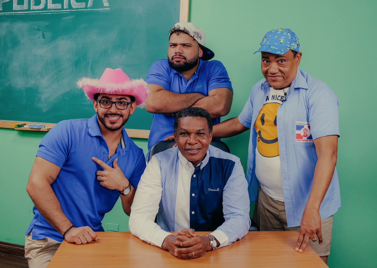 Con una fórmula que mezcla humor, entretenimiento y reconocidas figuras de la comunicación dominicana, Los Novelpoppys han logrado convertir “La Pública” en uno de los programas digitales de mayor impacto en este 2026.. La propuesta recrea un particular colegio en el que destacadas personalidades asumen el papel de profesores, mientras un grupo de estudiantes, caracterizados por sus ocurrencias y espontaneidad, transforma cada clase en una experiencia cargada de humor. Por las aulas de “La Pública” han pasado invitados especiales como Nashla Bogaert, Hony Estrella, Iván Ruiz, Raymond Pozo y Miguel Céspedes, Cuquín Victoria, Jatnna Tavárez y Luz García, entre otras figuras del entretenimiento y la comunicación nacional. De acuerdo con las cifras suministradas por el proyecto, el contenido genera más de 14 millones de visualizaciones mensuales, mientras sus episodios superan las 200 mil reproducciones en YouTube, números que reflejan el alcance que ha conseguido la propuesta entre la audiencia digital. El concepto ha encontrado una manera diferente de integrar entrevistas, humor y entretenimiento dentro de un salón de clases, permitiendo que cada invitado se incorpore a la dinámica y muestre una faceta distinta frente al público. Con su crecimiento en plataformas digitales y la participación constante de reconocidas personalidades, “La Pública” continúa consolidando su comunidad y posicionándose como una de las propuestas de entretenimiento digital más comentadas de República Dominicana. No es una escuela tradicional, “La Pública” se ha convertido en un escenario donde las ocurrencias, los personajes y sus invitados son los protagonistas de cada clase.