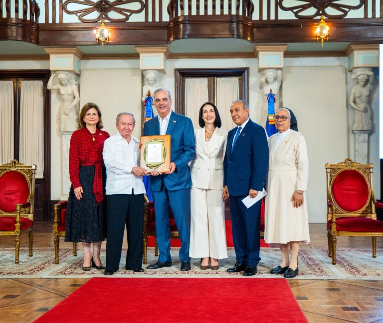 Presidente Abinader entrega premios Adulto Mayor del Año a Ellis Pérez