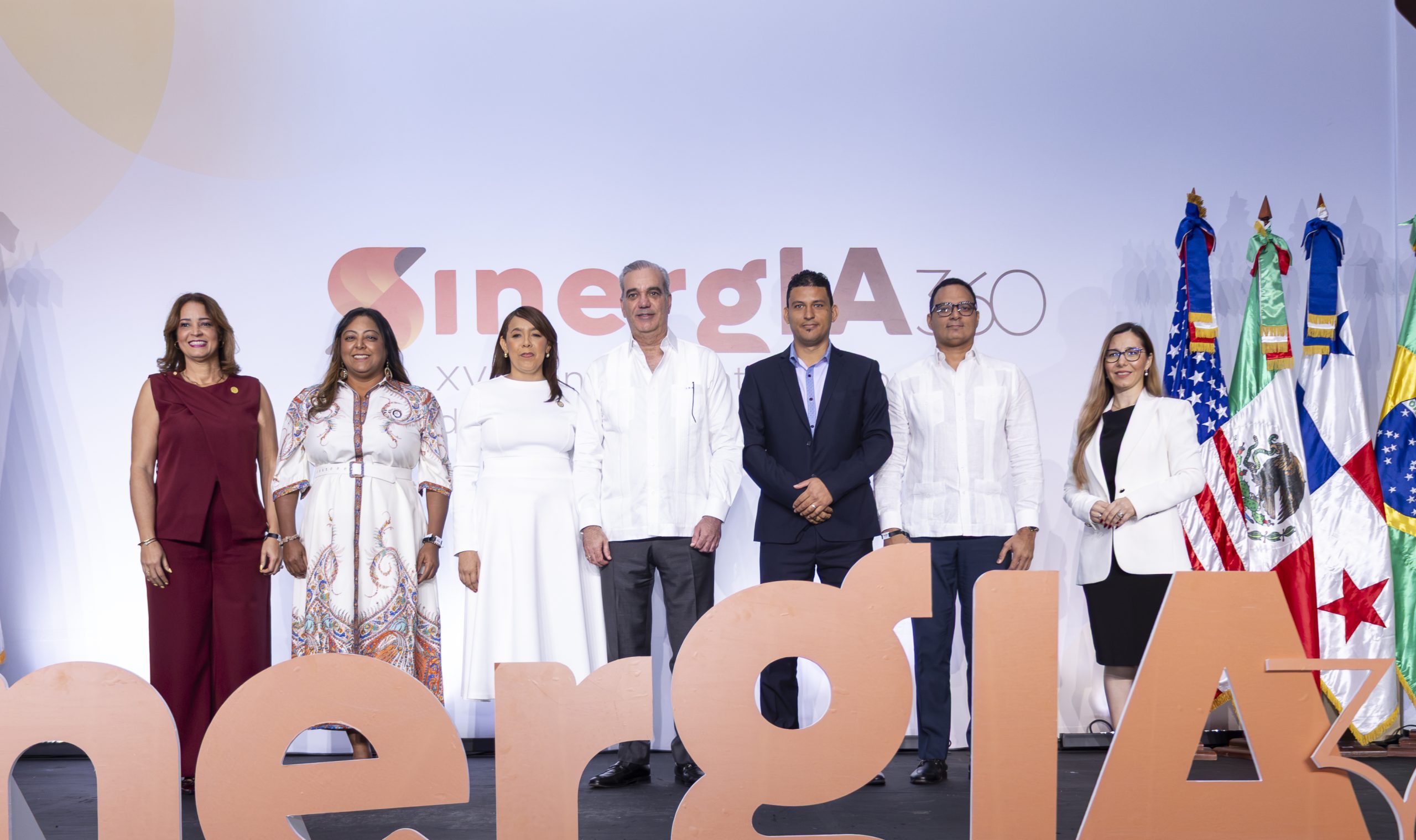 Luis Abinader inaugura congreso SinergIA 360