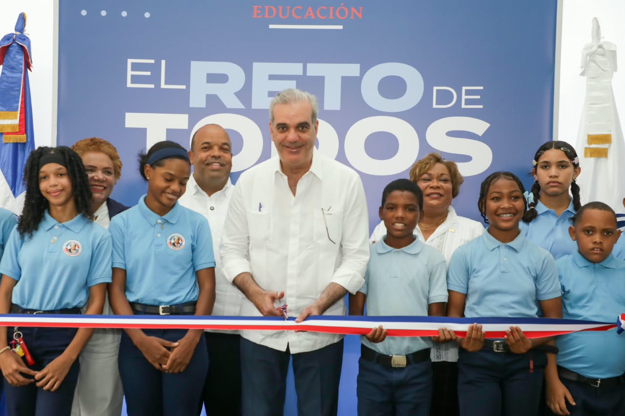 Presidente Abinader entrega el Centro Educativo Minerva Guzmán en Pedro Brand con 23 aulas y capacidad para 960 niños