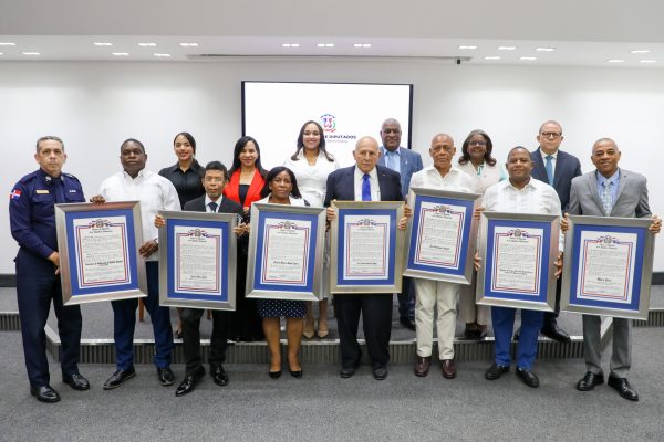 Cámara de Diputados entrega reconocimientos a personas destacadas del país