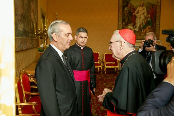 Abinader y secretario de Estado de la Santa Sede abordan asuntos de Estado en El Vaticano