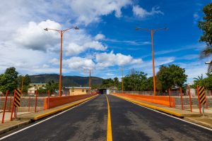 Padre Joaquín Pérez: Puente sobre el Río La Leonora se veía imposible