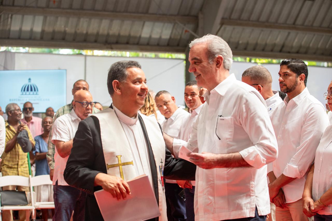 Padre Joaquín Pérez: Puente sobre el Río La Leonora se veía imposible, pero está hecho porque hay voluntad del presidente