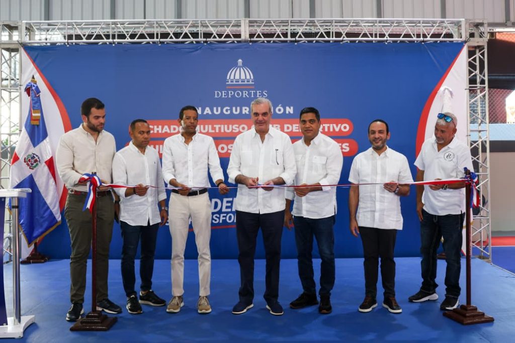 Presidente inaugura techados del polideportivo del Club Los Restauradores