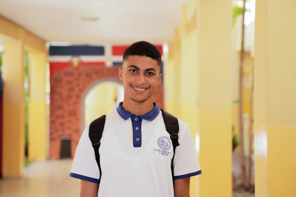 Gobierno reconoce a Enmanuel Ramírez y Angely Adón como Estudiantes de la Semana
