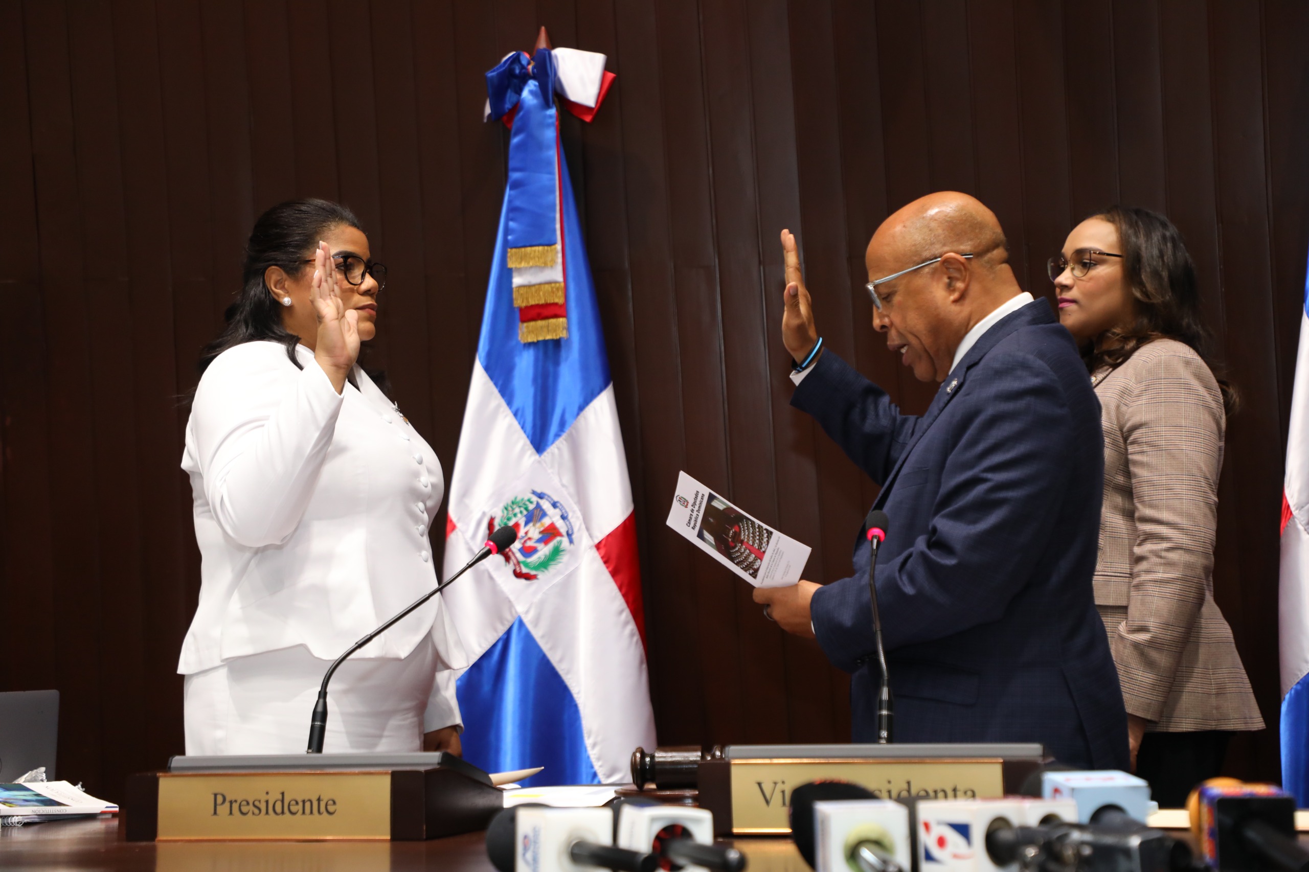 Escogen a Minerva Klaudel como sustituta del fenecido diputado, Jorge Frías